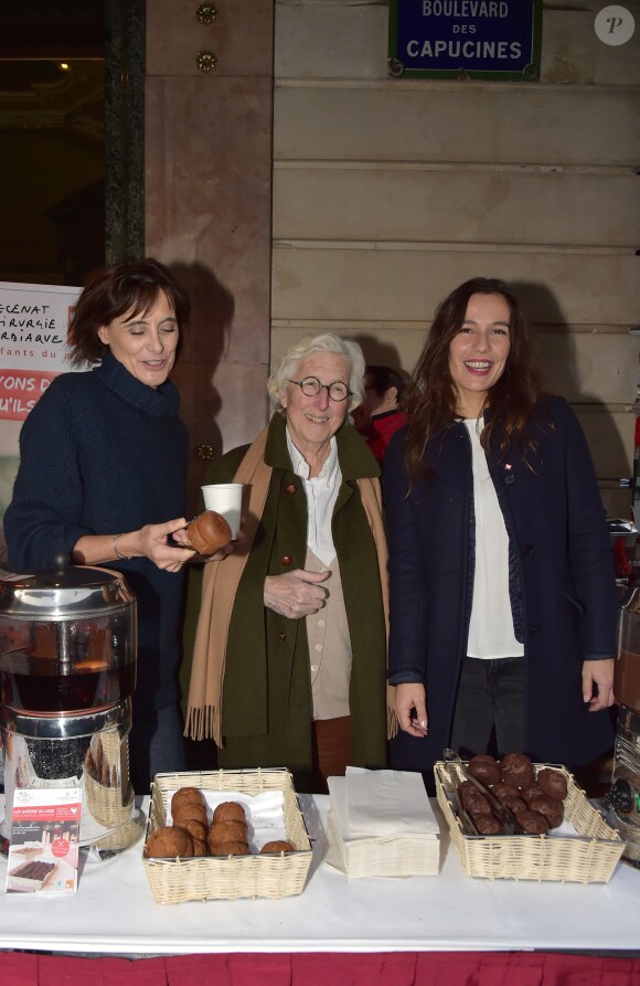 Inès de La Fressange, Professeur Francine Leca (cofondatrice de "mécénat chirurgie cardiaque") et Zoé Félix - Lancement de la 6ème opération "Les goûters du coeur 2016 " (du 7 au 16 décembre 2016) au Café de la Paix, en soutient à l'association Mécénat Chirurgie Cardiaque, à Paris, France, le 7 décembre 2016. Inès de La Fressange est marraine de l'opération. © Giancarlo Gorassini/Bestimage