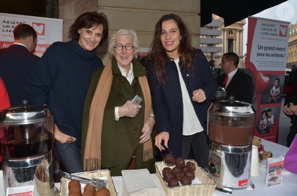 Inès de La Fressange, Professeur Francine Leca (cofondatrice de "mécénat chirurgie cardiaque") et Zoé Félix - Lancement de la 6ème opération "Les goûters du coeur 2016 " (du 7 au 16 décembre 2016) au Café de la Paix, en soutient à l'association Mécénat Chirurgie Cardiaque, à Paris, France, le 7 décembre 2016. Inès de La Fressange est marraine de l'opération. © Giancarlo Gorassini/Bestimage