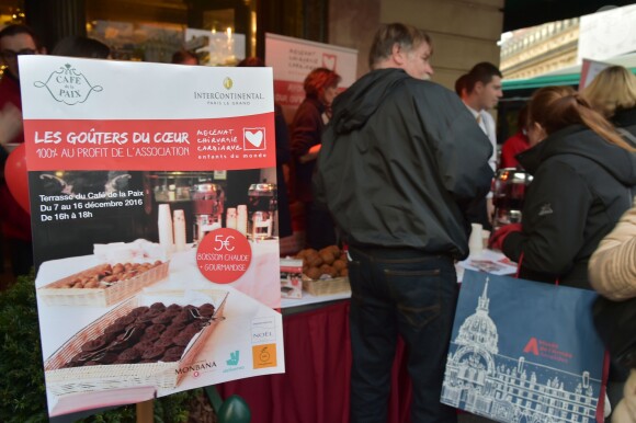 Illustration - Lancement de la 6ème opération "Les goûters du coeur 2016 " (du 7 au 16 décembre 2016) au Café de la Paix, en soutient à l'association Mécénat Chirurgie Cardiaque, à Paris, France, le 7 décembre 2016. Inès de La Fressange est marraine de l'opération. © Giancarlo Gorassini/Bestimage