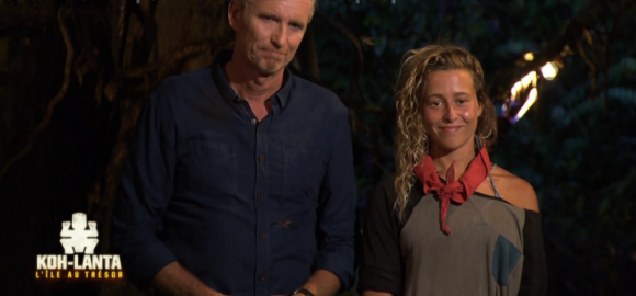 Denis Brogniart et Candice - Finale de "Koh-Lanta, L'île au trésor". Sur TF1, le 9 décembre 2016.