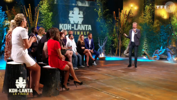 Denis Brogniart et les aventuriers - Finale de "Koh-Lanta, L'île au trésor". Sur TF1, le 9 décembre 2016.