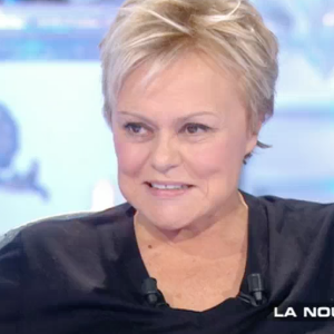 Muriel Robin évoque sa joie de vivre après avoir frôlé la mort. "Salut les terriens !" sur C8. Le 10 décembre 2016.