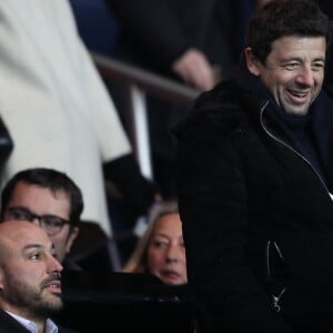 Patrick Bruel et Ary Abittan lors du match Paris Saint-Germain contre OGC Nice au Parc des Princes à Paris, France, le 11 décembre 2016.