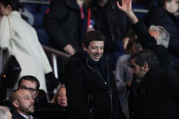 Patrick Bruel et Ary Abittan lors du match Paris Saint-Germain contre OGC Nice au Parc des Princes à Paris, France, le 11 décembre 2016.