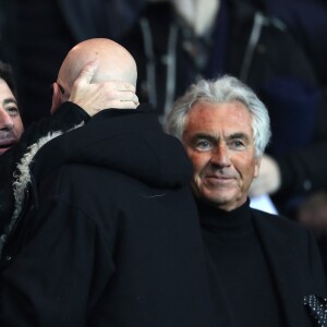 Patrick Bruel et Pascal Obispo lors du match Paris Saint-Germain contre OGC Nice au Parc des Princes à Paris, France, le 11 décembre 2016.