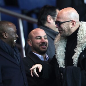 Claude Makelele, Pascal Obispo et Patrick Bruel lors du match Paris Saint-Germain contre OGC Nice au Parc des Princes à Paris, France, le 11 décembre 2016.