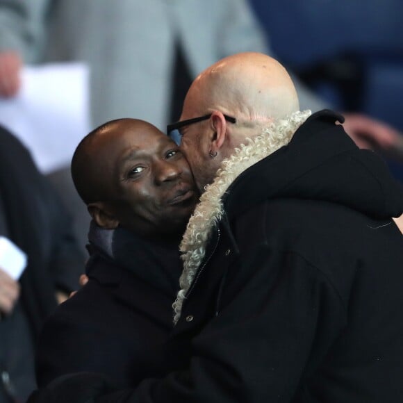 Claude Makelele et Pascal Obispo lors du match Paris Saint-Germain contre OGC Nice au Parc des Princes à Paris, France, le 11 décembre 2016.