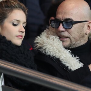 Pascal Obispo et sa femme Julie Hantson lors du match Paris Saint-Germain contre OGC Nice au Parc des Princes à Paris, France, le 11 décembre 2016.