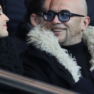 Pascal Obispo et sa femme Julie Hantson lors du match Paris Saint-Germain contre OGC Nice au Parc des Princes à Paris, France, le 11 décembre 2016.