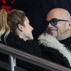 Pascal Obispo et sa femme Julie Hantson lors du match Paris Saint-Germain contre OGC Nice au Parc des Princes à Paris, France, le 11 décembre 2016.