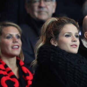 Laura Tenoudji (Laura du Web), Pascal Obispo, sa femme Julie Hantson, Malik Bentalha et Claude Makelele lors du match Paris Saint-Germain contre OGC Nice au Parc des Princes à Paris, France, le 11 décembre 2016.