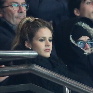 Pascal Obispo, sa femme Julie Hantson et Claude Makelele lors du match Paris Saint-Germain contre OGC Nice au Parc des Princes à Paris, France, le 11 décembre 2016.