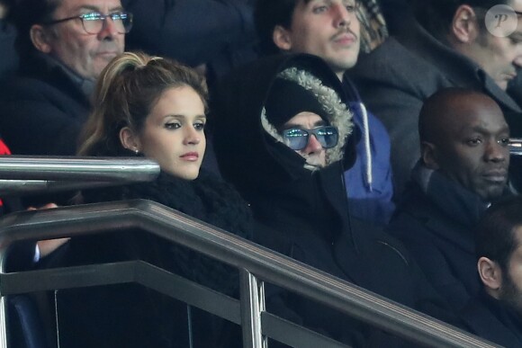 Pascal Obispo, sa femme Julie Hantson et Claude Makelele lors du match Paris Saint-Germain contre OGC Nice au Parc des Princes à Paris, France, le 11 décembre 2016.
