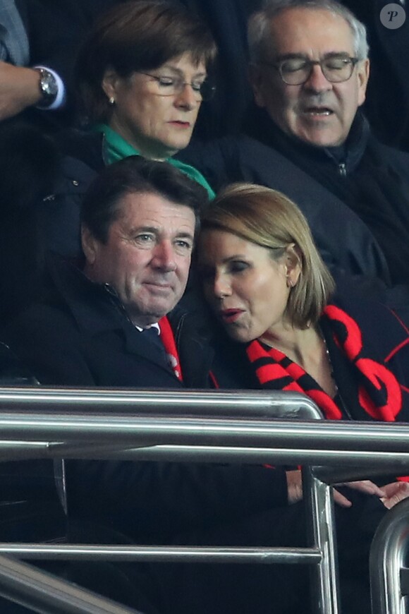 Christian Estrosi et sa femme Laura Tenoudji (Laura du Web) lors du match Paris Saint-Germain contre OGC Nice au Parc des Princes à Paris, France, le 11 décembre 2016.