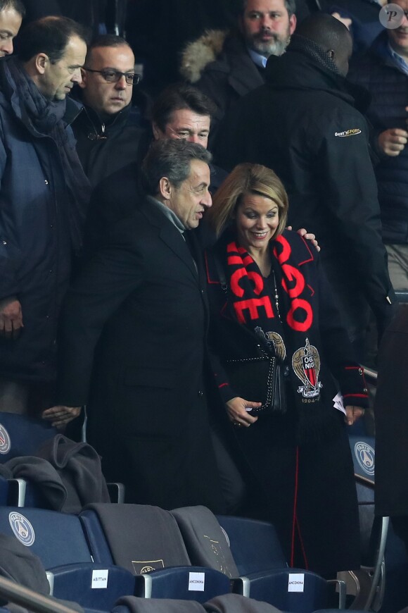 Nicolas Sarkozy, première sortie officielle après sa défaite à la primaire de la droite et du centre, Christian Estrosi et sa femme Laura Tenoudji (Laura du Web) lors du match Paris Saint-Germain contre OGC Nice au Parc des Princes à Paris, France, le 11 décembre 2016.