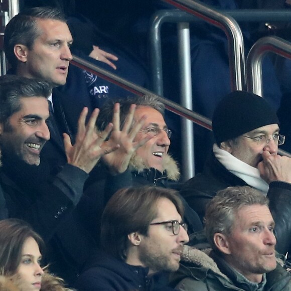 Patrick Bruel, Ary Abittan, Richard Anconina, Ophélie Meunier, Mathieu Vergne et Denis Brogniart lors du match Paris Saint-Germain contre OGC Nice au Parc des Princes à Paris, France, le 11 décembre 2016.