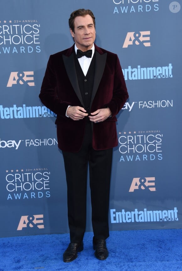 John Travolta à la 22ème soirée annuelle Critics' Choice Awards au Barker Hangar à Santa Monica, le 11 décembre 2016