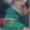 Exclusif - Prix Spécial - No Web - Rocco Ritchie embrasse Kim Turnbull dans un café à Londres le 7 novembre 2016. ils s'arrêtent un moment le temps de discuter avec leur ami commun Brooklyn Beckham. 07/11/2016 - Londres