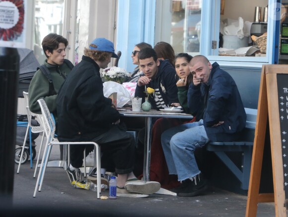 Rocco Ritchie déjeune avec son amie, à sa droite, et d'autres amis à Londres le 23 septembre 2016.