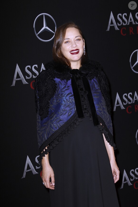 Marion Cotillard enceinte, avec des boucles d'oreilles Chopard - Avant-première du film Assassin's Creed' à l'AMC Empire à New York, le 13 décembre 2016
