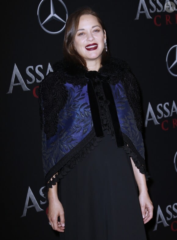 Marion Cotillard enceinte, avec des boucles d'oreilles Chopard - Avant-première du film Assassin's Creed' à l'AMC Empire à New York, le 13 décembre 2016