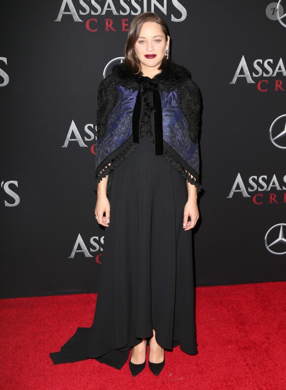 Marion Cotillard enceinte, avec des boucles d'oreilles Chopard - Avant-première du film Assassin's Creed' à l'AMC Empire à New York, le 13 décembre 2016