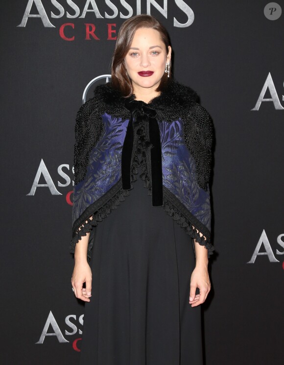Marion Cotillard enceinte, avec des boucles d'oreilles Chopard - Avant-première du film Assassin's Creed' à l'AMC Empire à New York, le 13 décembre 2016