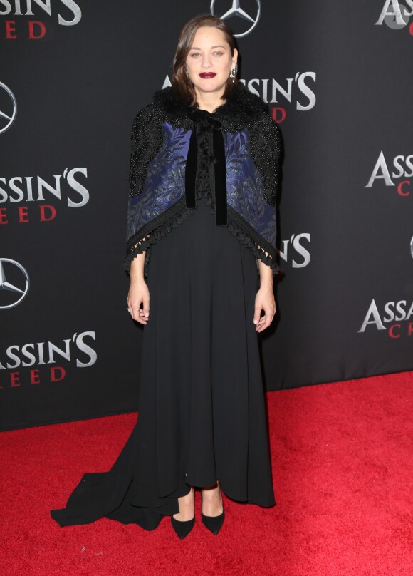 Marion Cotillard enceinte, avec des boucles d'oreilles Chopard - Avant-première du film Assassin's Creed' à l'AMC Empire à New York, le 13 décembre 2016