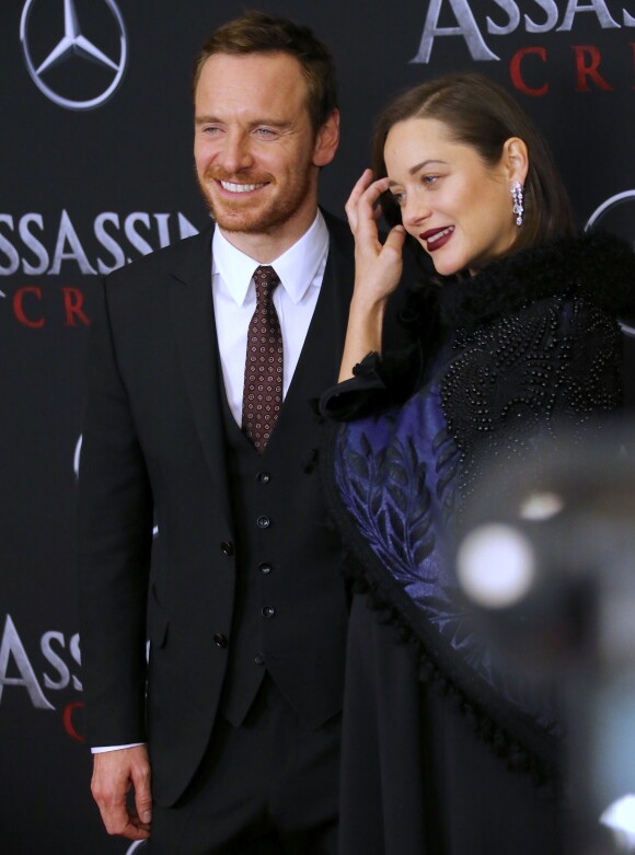 Michael Fassbender et Marion Cotillard enceinte, avec des boucles d'oreilles Chopard - Avant-première du film Assassin's Creed' à l'AMC Empire à New York, le 13 décembre 2016