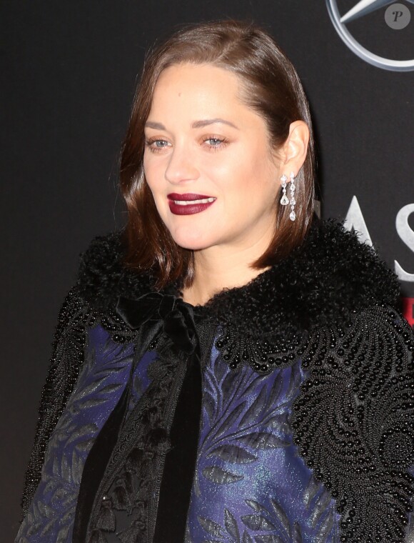Marion Cotillard enceinte, avec des boucles d'oreilles Chopard - Avant-première du film Assassin's Creed' à l'AMC Empire à New York, le 13 décembre 2016