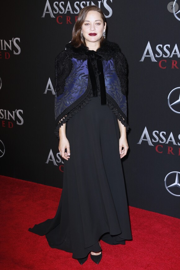 Marion Cotillard enceinte, avec des boucles d'oreilles Chopard - Avant-première du film Assassin's Creed' à l'AMC Empire à New York, le 13 décembre 2016