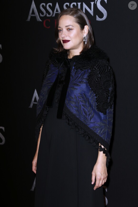 Marion Cotillard enceinte, avec des boucles d'oreilles Chopard - Avant-première du film Assassin's Creed' à l'AMC Empire à New York, le 13 décembre 2016