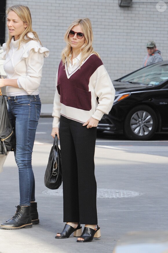 Sienna Miller à New York, porte un pull Chloé, d'une chemise blanche, d'un pantalon et de sandales noires. Un sac Givenchy accessoirise sa tenue. Le 13 décembre 2016.