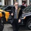 Gigi Hadid à New York, porte une veste en cuir, un polo Versus Versace, un jean noir et des chaussures Stuart Weitzman. Des lunettes de soleil Quay et un sac Mansur Gavriel accessoirisent sa tenue. Le 12 décembre 2016.