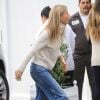 Gwyneth Paltrow à Los Angeles, porte un pull (modèle Eve) et un jean (modèle Ena) Nili Lotan, et des baskets Valentino. Le 10 décembre 2016.