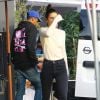 Kendall Jenner à Los Angeles, porte un top beige, un jean RE/DONE, un sac Hermès et des bottines Gucci. Le 9 décembre 2016.