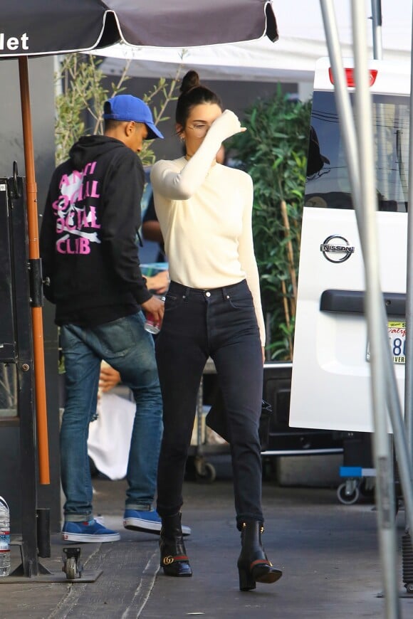Kendall Jenner à Los Angeles, porte un top beige, un jean RE/DONE, un sac Hermès et des bottines Gucci. Le 9 décembre 2016.