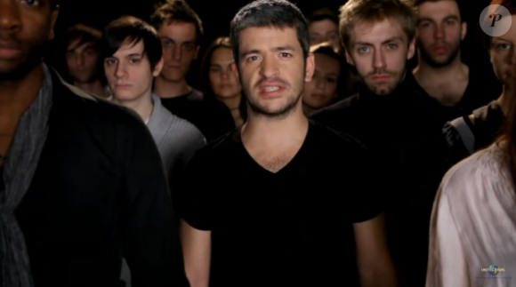 Grégoire dans le clip de "Encore un hiver", l'hymne des Enfoirés sorti en 2012.