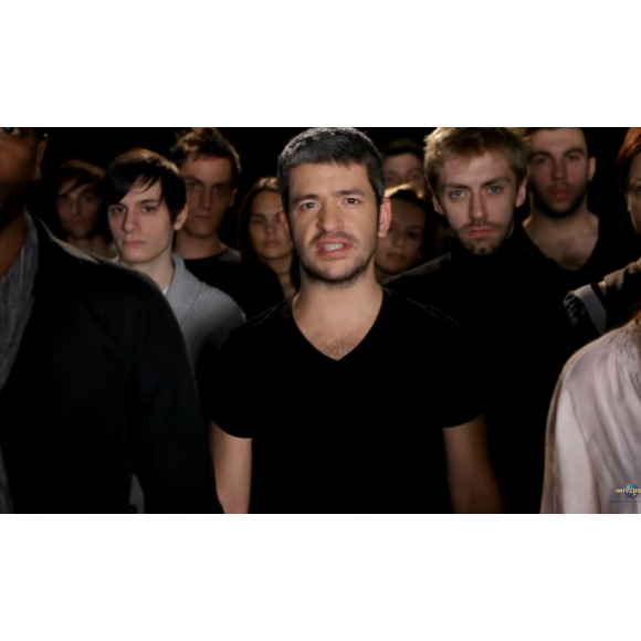 Grégoire dans le clip de "Encore un hiver", l'hymne des Enfoirés sorti en 2012.