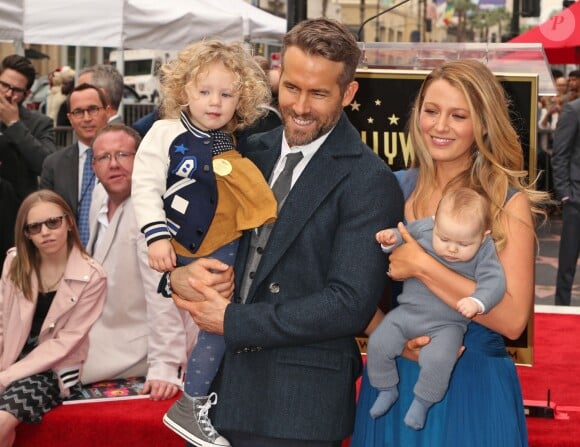 Ryan Reynolds avec sa femme Blake Lively et leurs deux filles. L'acteur a reçu son étoile sur le Walk of Fame à Hollywood, le 15 décembre 2016