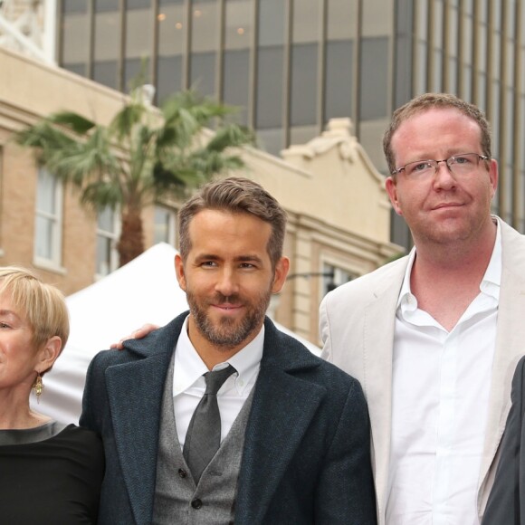 Ryan Reynolds avec ses frères Terry Reynolds, Patrick Reynolds, Jeff Reynolds et sa mère Tammy - Ryan Reynolds reçoit son étoile sur le Walk of Fame à Hollywood, le 15 décembre 2016 Celebrities attend a ceremony honoring actor Ryan Reynolds with Star on the Hollywood Walk Of Fame on December 15, 2016 in Hollywood, California.15/12/2016 - Hollywood