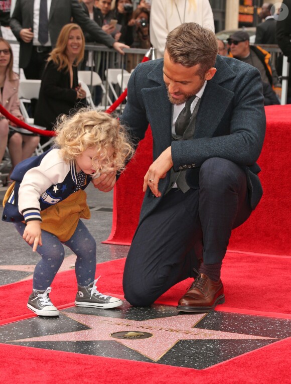 Ryan Reynolds et sa fille James sur le Walk of Fame à Hollywood, le 15 décembre 2016
