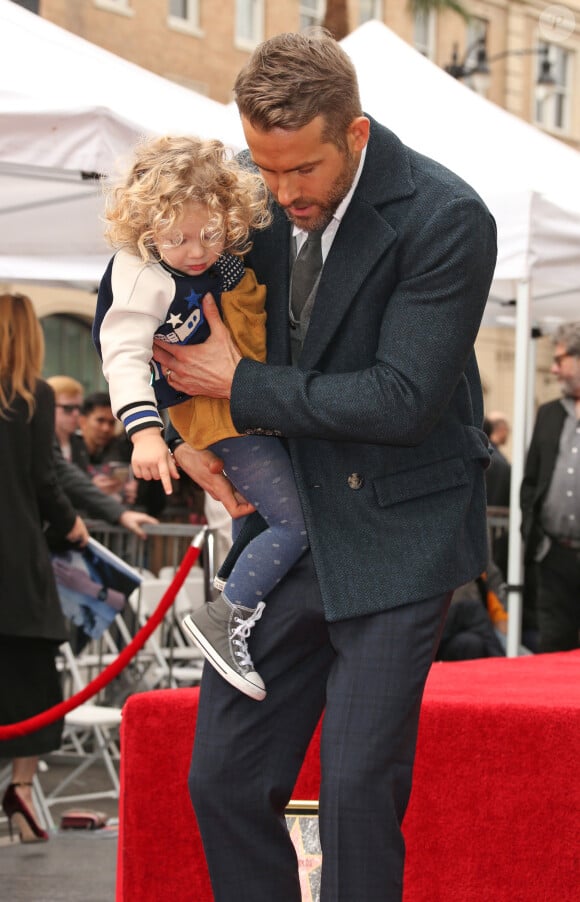 Ryan Reynolds et sa fille James sur le Walk of Fame à Hollywood, le 15 décembre 2016