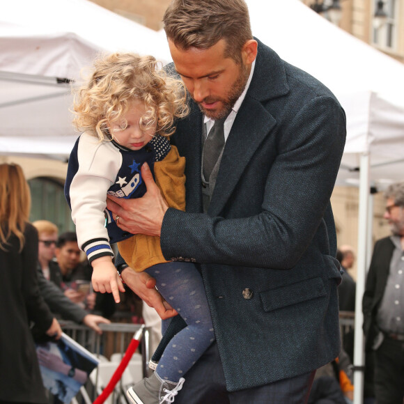 Ryan Reynolds et sa fille James sur le Walk of Fame à Hollywood, le 15 décembre 2016