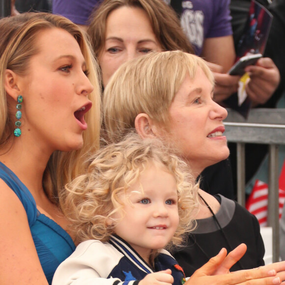 Blake Lively avec sa fille James et sa belle-mère Tammy à Hollywood, le 15 décembre 2016