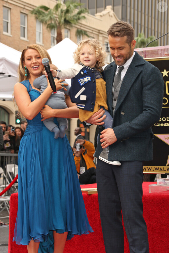 Ryan Reynolds avec sa femme Blake Lively et leurs deux filles. L'acteur a reçu son étoile sur le Walk of Fame à Hollywood, le 15 décembre 2016