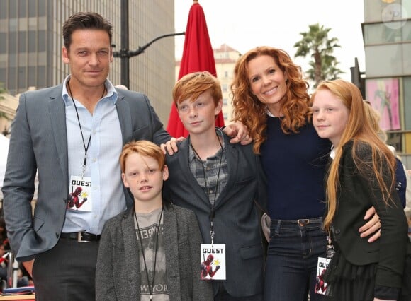 Robyn Lively avec son mari Bart Johnson et leurs enfants Baylen, Kate et Wyatt Johnson - Ryan Reynolds reçoit son étoile sur le Walk of Fame à Hollywood, le 15 décembre 2016