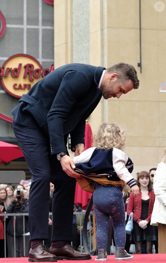 Ryan Reynolds et sa fille James Reynolds - Ryan Reynolds reçoit son étoile sur le Walk of Fame à Hollywood, le 15 décembre 2016