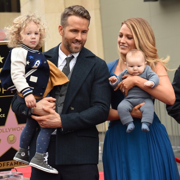 Ryan Reynolds avec sa femme Blake Lively et leurs deux filles. L'acteur a reçu son étoile sur le Walk of Fame à Hollywood, le 15 décembre 2016