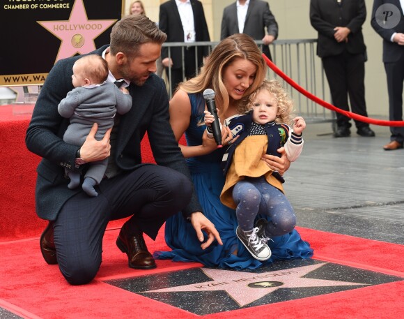 Ryan Reynolds avec sa femme Blake Lively et leurs deux filles. L'acteur a reçu son étoile sur le Walk of Fame à Hollywood, le 15 décembre 2016